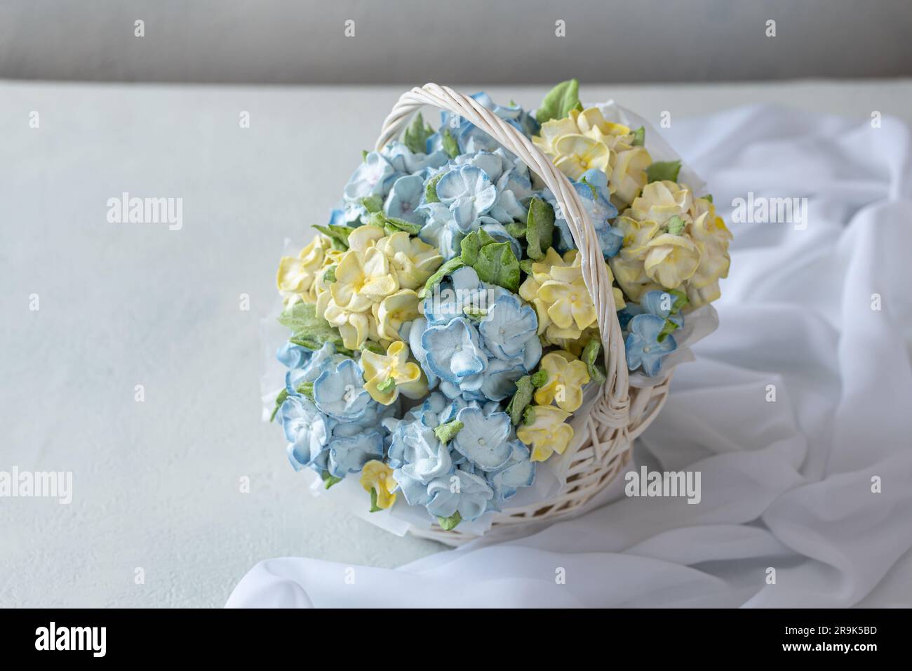 Zephyr-Blumenstrauß in einer Geschenkbox auf hellem Hintergrund Stockfoto