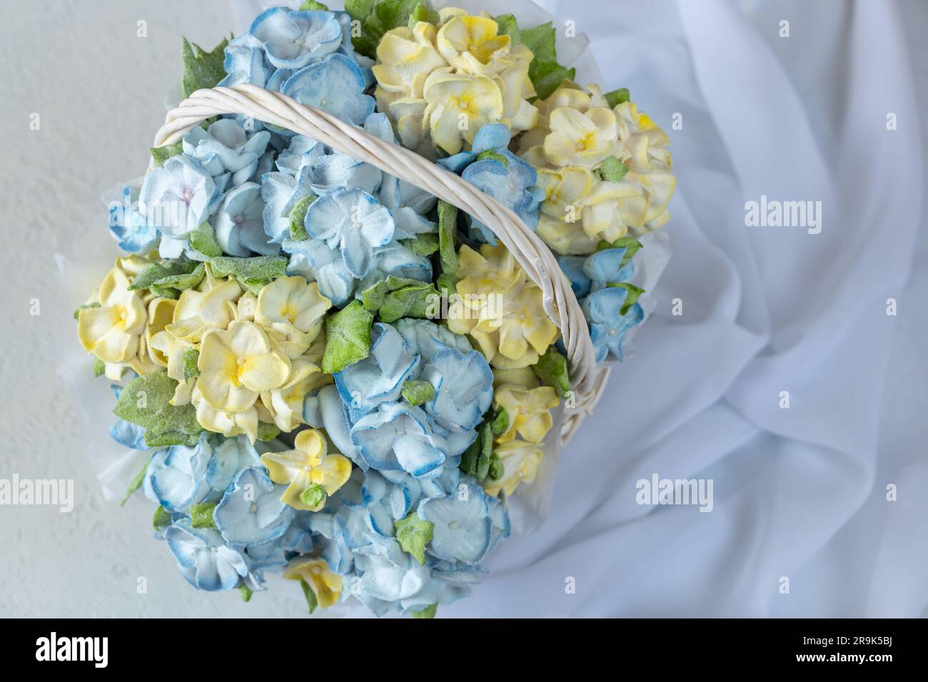 Zephyr-Blumenstrauß in einer Geschenkbox auf hellem Hintergrund Stockfoto