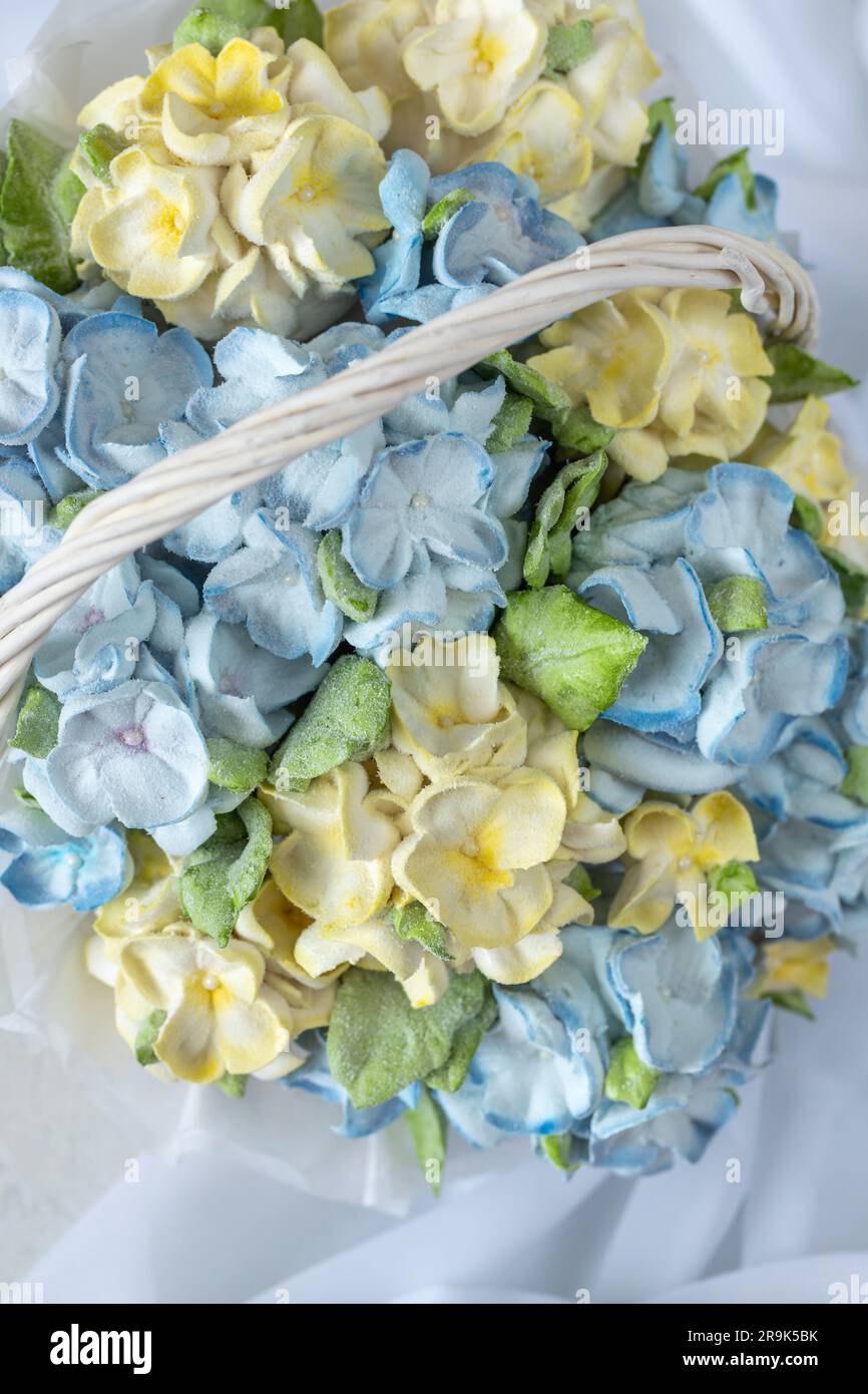 Zephyr-Blumenstrauß in einer Geschenkbox auf hellem Hintergrund Stockfoto