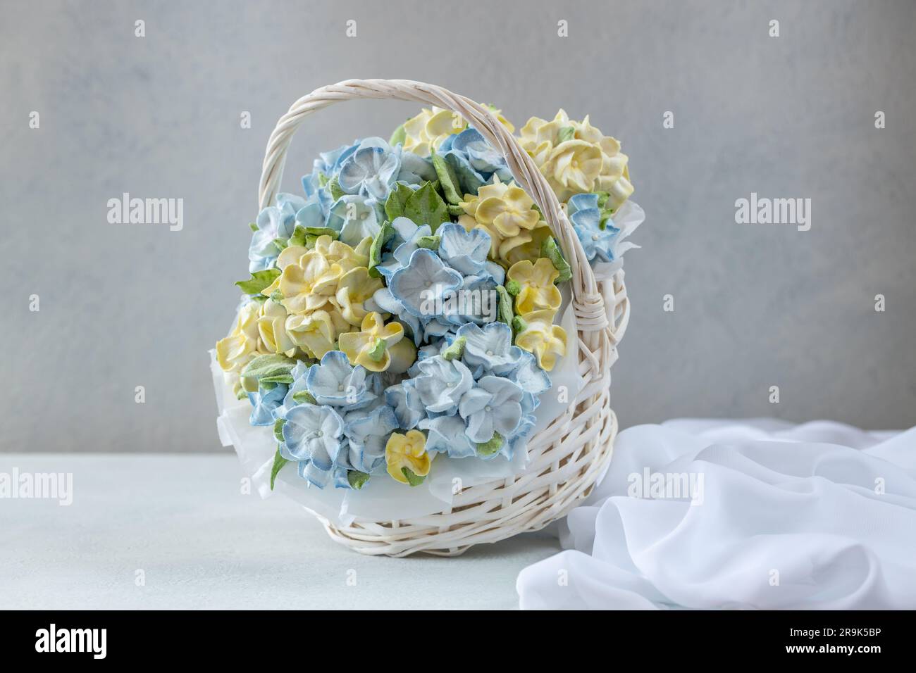 Zephyr-Blumenstrauß in einer Geschenkbox auf hellem Hintergrund Stockfoto