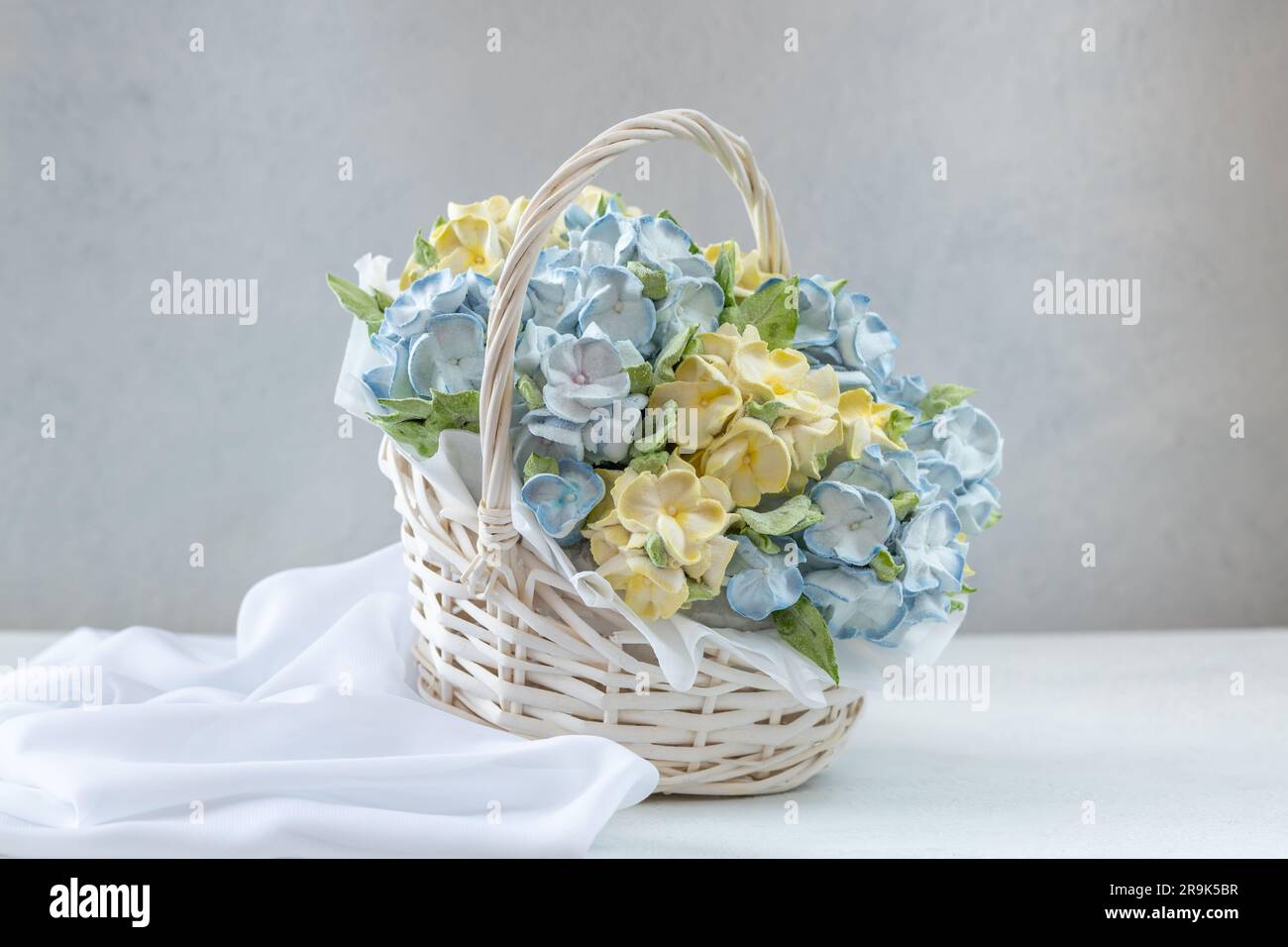 Zephyr-Blumenstrauß in einer Geschenkbox auf hellem Hintergrund Stockfoto