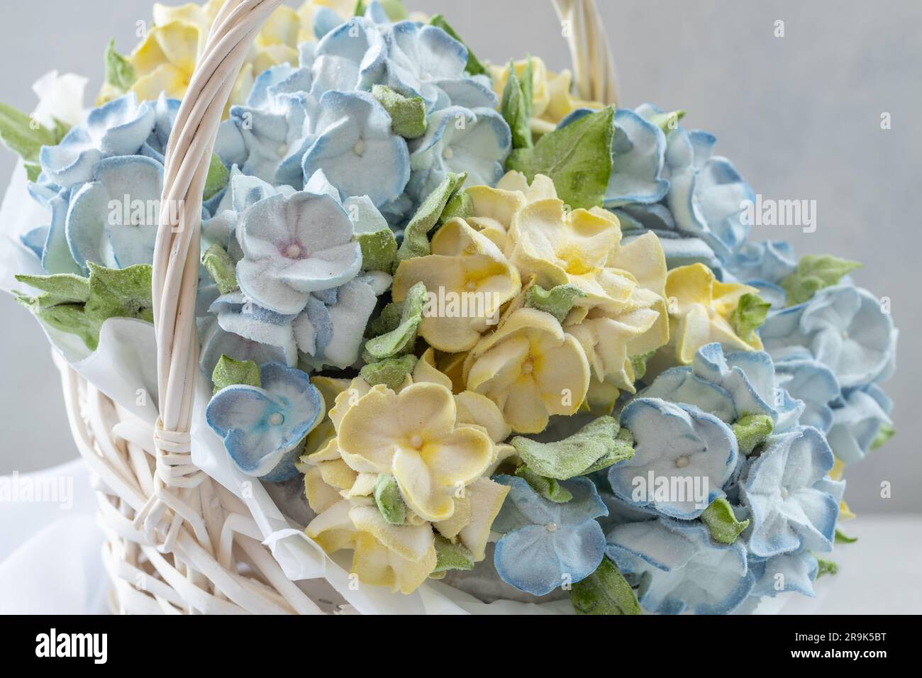 Zephyr-Blumenstrauß in einer Geschenkbox auf hellem Hintergrund Stockfoto