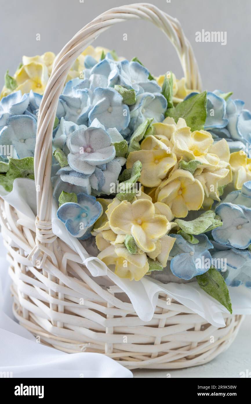 Zephyr-Blumenstrauß in einer Geschenkbox auf hellem Hintergrund Stockfoto