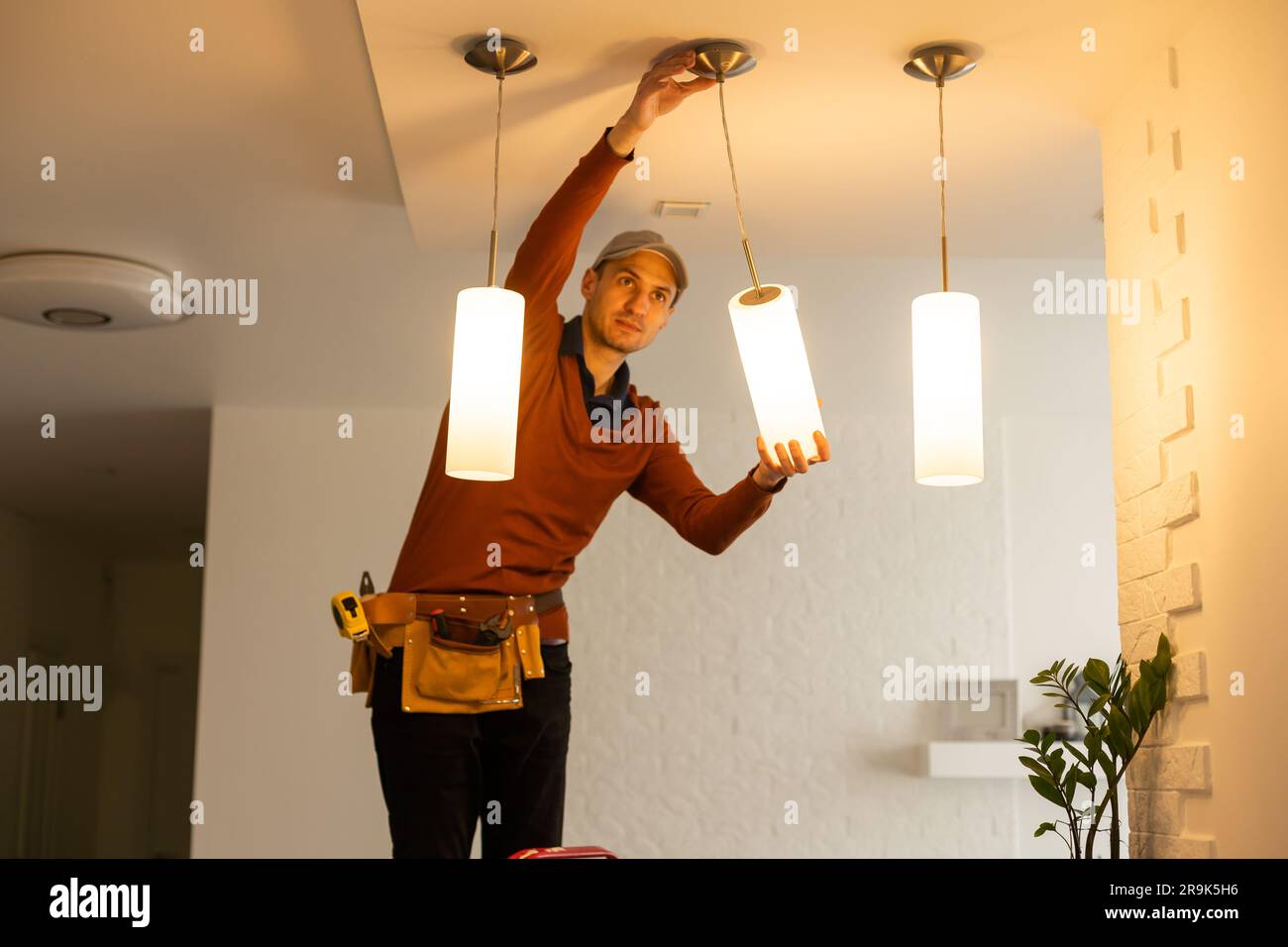 Elektriker Arbeiter Installation elektrische Lampen Licht in der Wohnung.  Konzept der Baudekoration Stockfotografie - Alamy