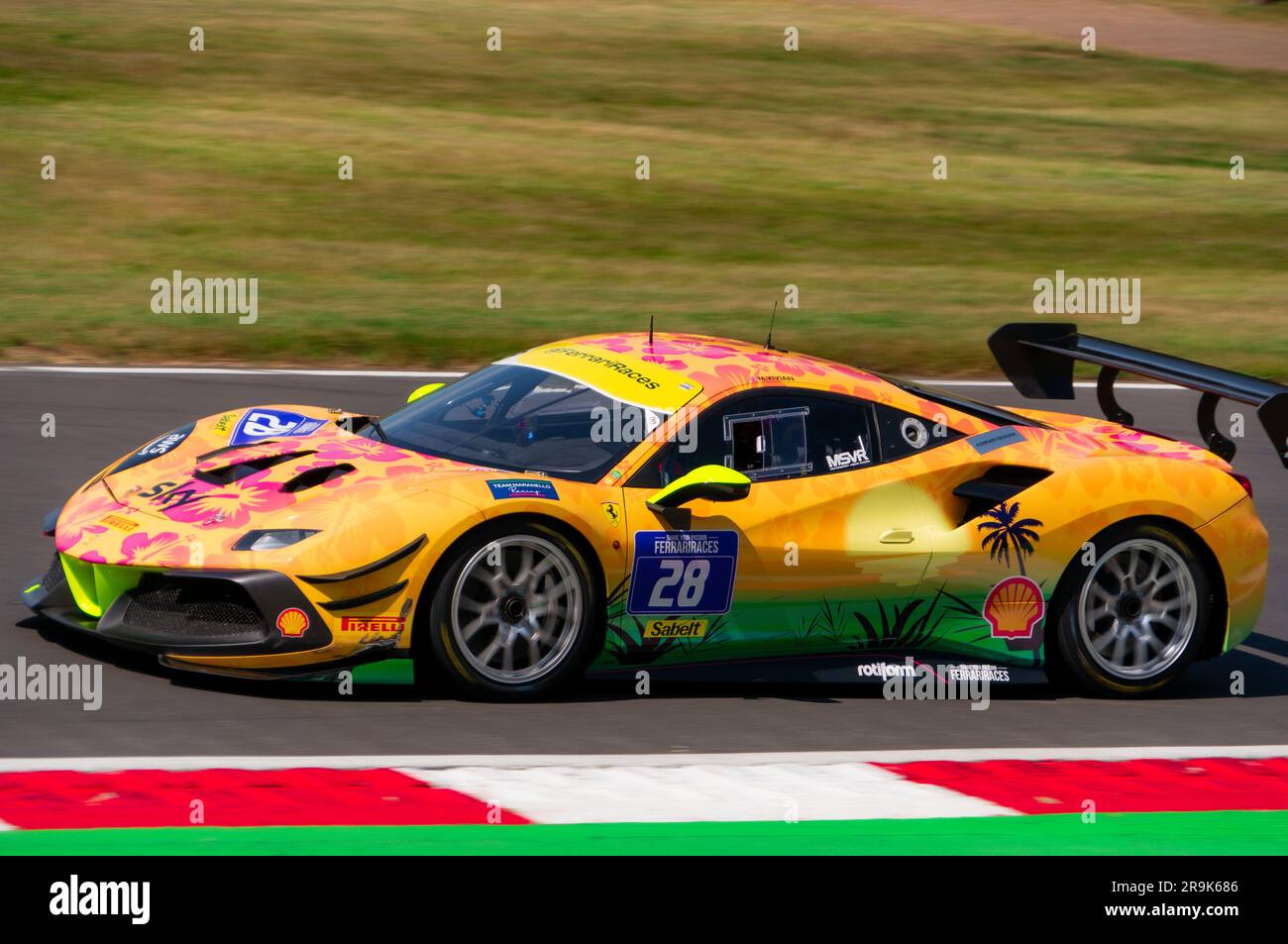 Ferrari Challenge Rennwagen auf der Rennstrecke in Brands Hatch, Kent, Großbritannien Stockfoto