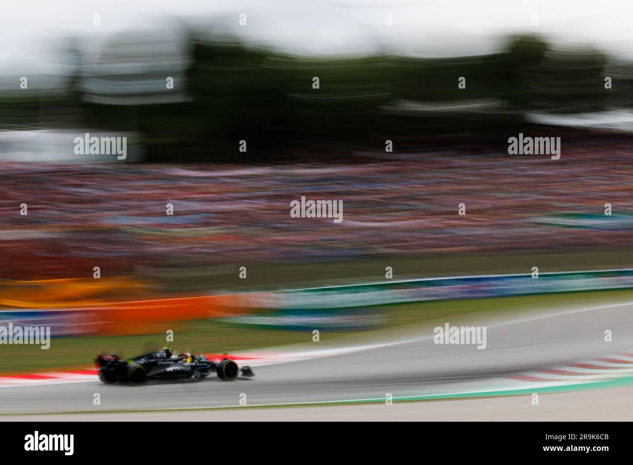 Montmelo, Spanien. 4. Juni 2023. Lewis Hamilton aus Großbritannien und das Mercedes-AMG PETRONAS F1 Team fahren während des Grand Prix von Spanien F1 auf der Rennstrecke Stockfoto