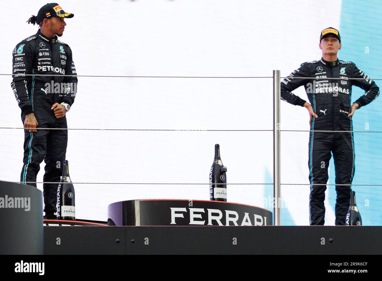 Montmelo, Spanien. 4. Juni 2023. Lewis Hamilton aus Großbritannien und Mercedes-AMG PETRONAS F1 Team und George Russell aus Großbritannien und Mercedes-AMG Stockfoto