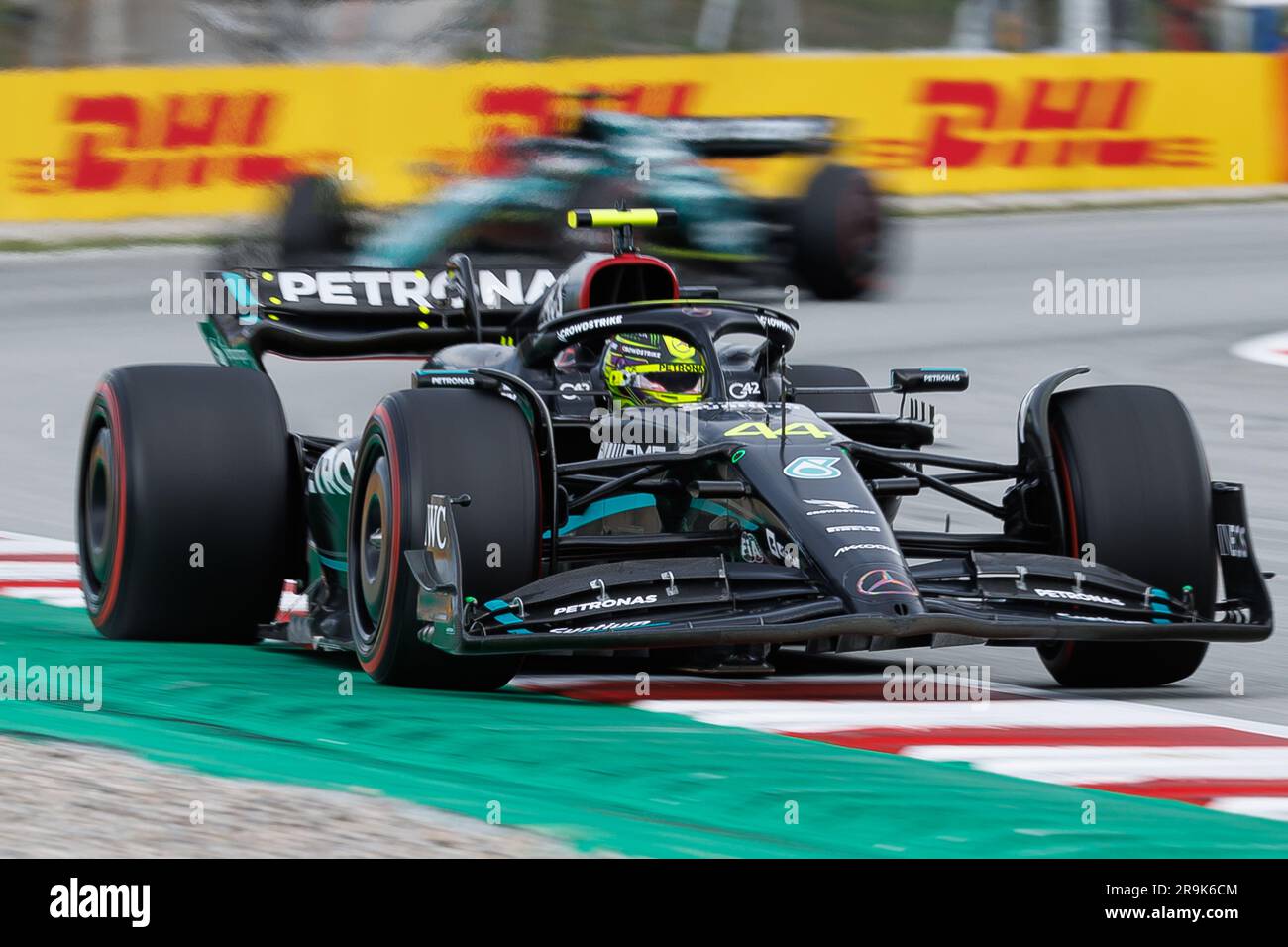 Montmelo, Spanien. 4. Juni 2023. Lewis Hamilton aus Großbritannien und das Mercedes-AMG PETRONAS F1 Team fahren während des Grand Prix von Spanien F1 auf der Rennstrecke Stockfoto