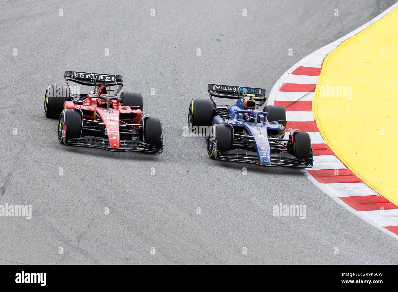 Montmelo, Spanien. 4. Juni 2023. Charles Leclerc von Monaco und Scuderia Ferrari und Logan SarSergeant von United States und Williams Racing fahren auf der Rennstrecke Stockfoto