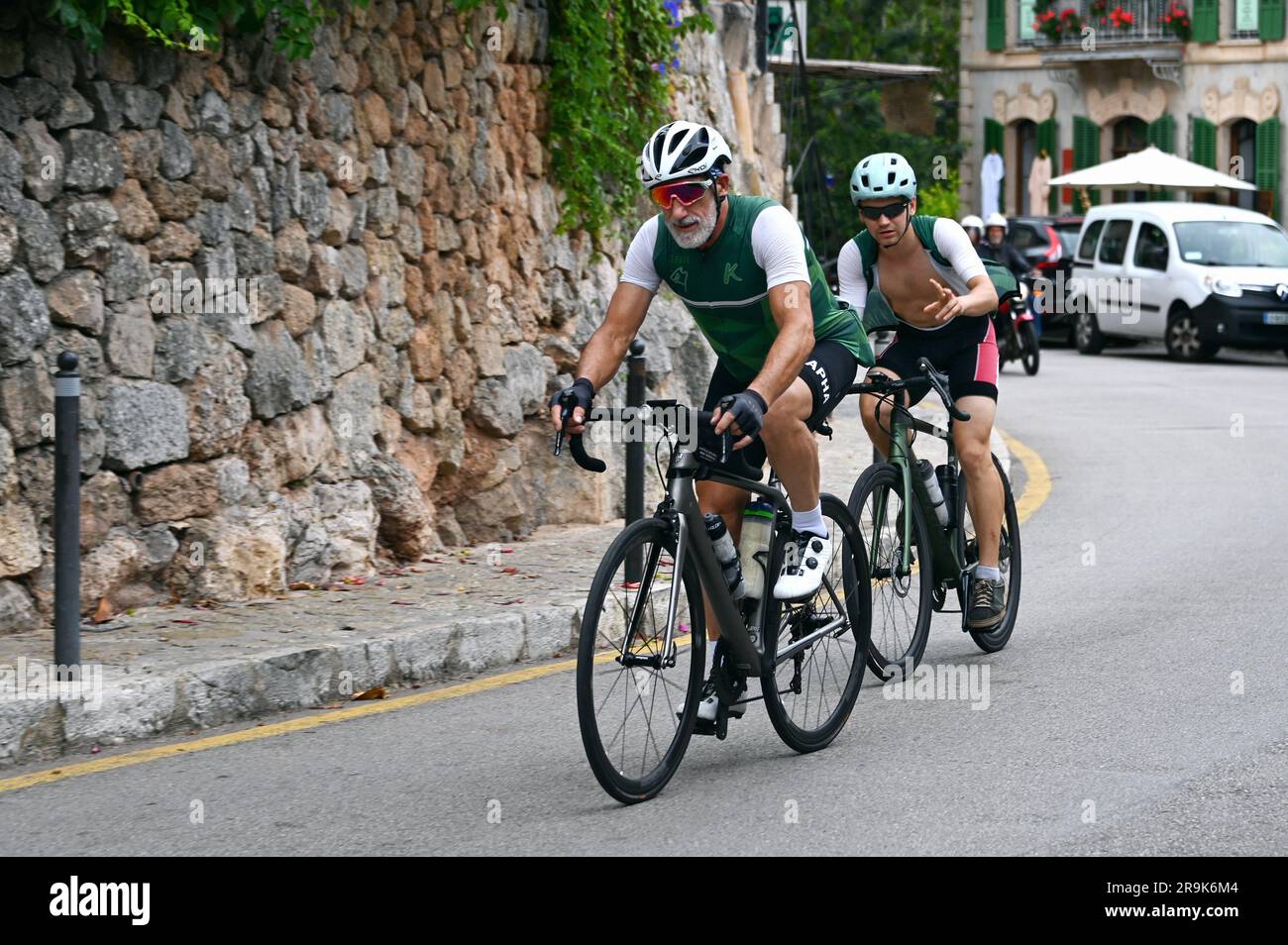 Rennradfahrer im Künstlerdorf Deia am Rande des Tramuntana-Gebirges, Mallorca, Spanien Stockfoto