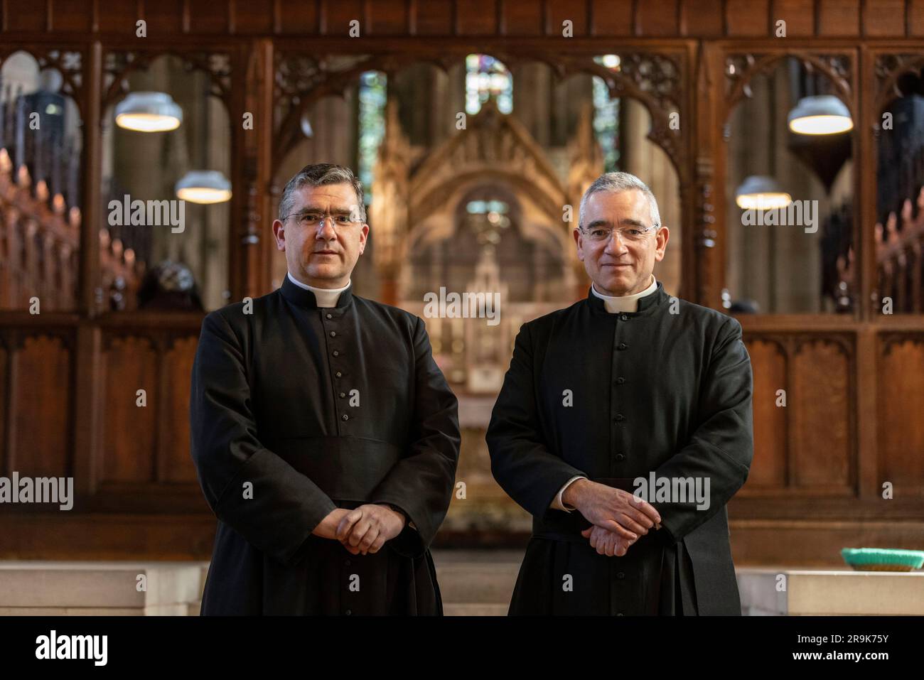 Pater John Brucciani und Pater Robert Brucciani in Church of the Holy Cross, Woking, Surrey, England, Vereinigtes Königreich Stockfoto