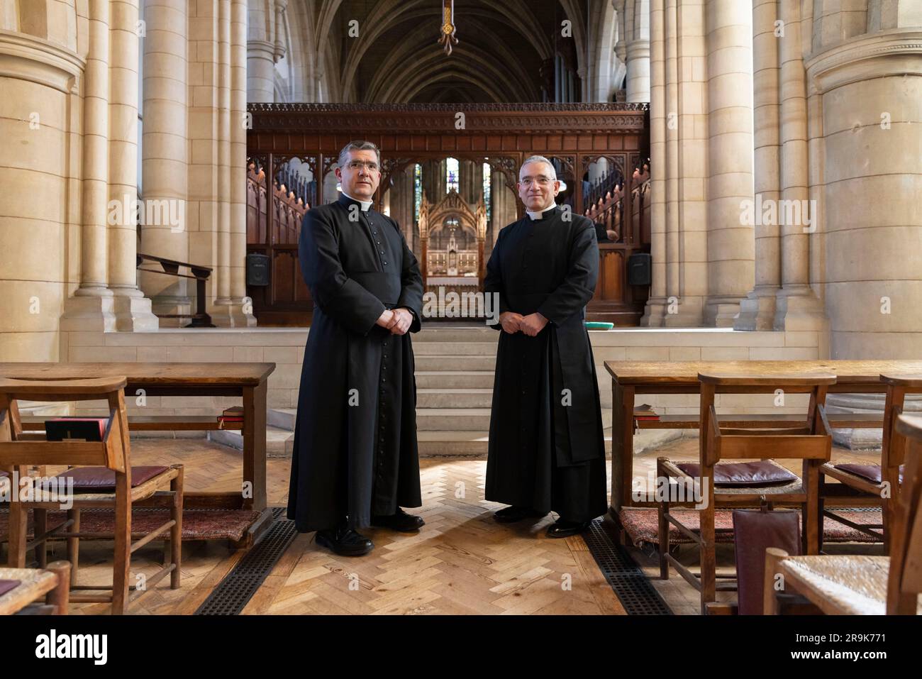 Pater John Brucciani und Pater Robert Brucciani in Church of the Holy Cross, Woking, Surrey, England, Vereinigtes Königreich Stockfoto