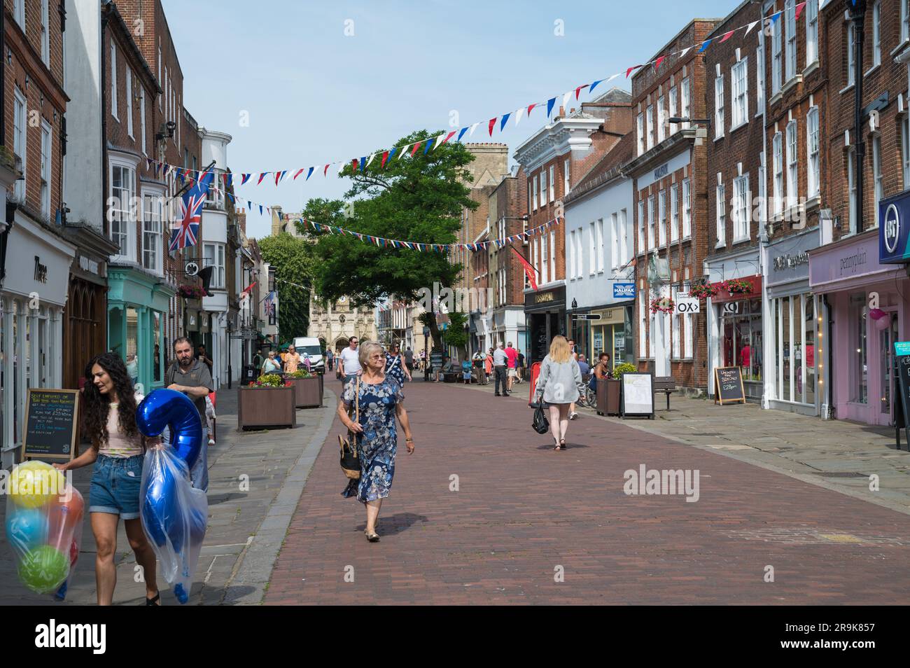 Leute, die in der East Street, im Stadtzentrum von Chichester einkaufen. West Sussex, England, Großbritannien Stockfoto