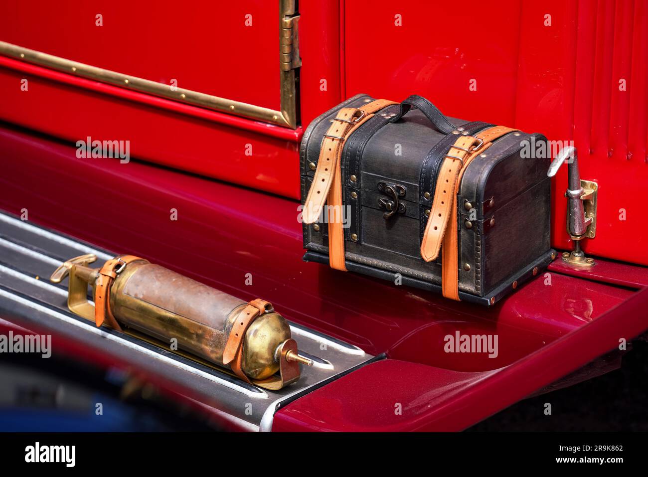 Kleine Truhe aus dunklem Leder mit Gürteln – Werkzeugkasten im Retro-Oldtimer, Nahaufnahme Stockfoto