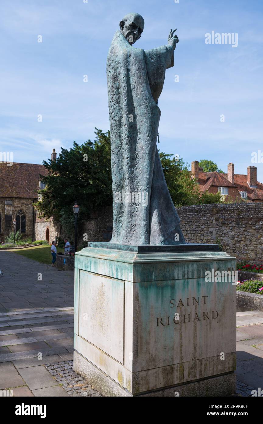 Statue des Heiligen Richard, eine Bronzeskulptur des Schutzpatrons von Sussex von Philip Jackson. Chichester Cathedral, Chichester, West Sussex, England, Großbritannien Stockfoto