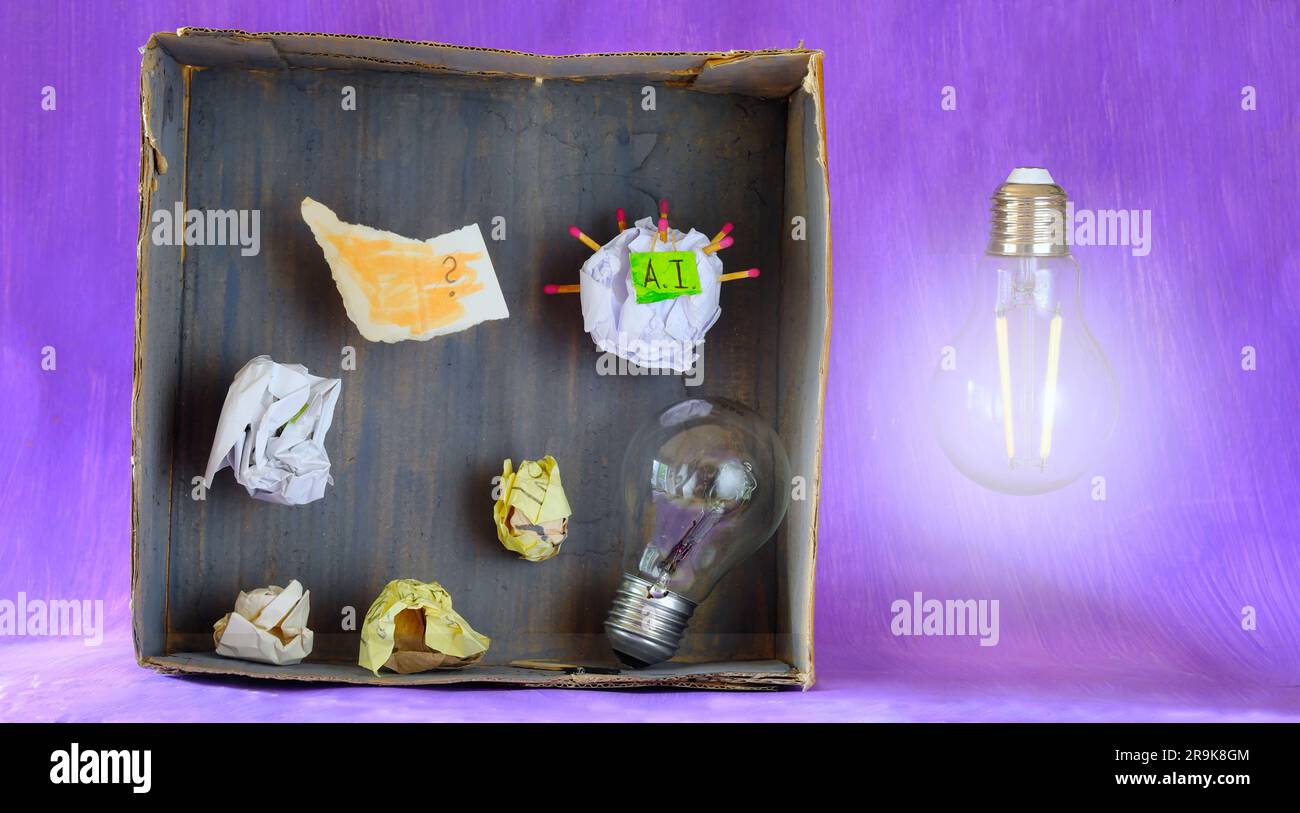 Über den Tellerrand denken, Innovation, Idee, Vision, Geschäftskonzept, schäbige Box mit zerknittertem Papier und Glühbirne, symbolisch und fleischreich Stockfoto