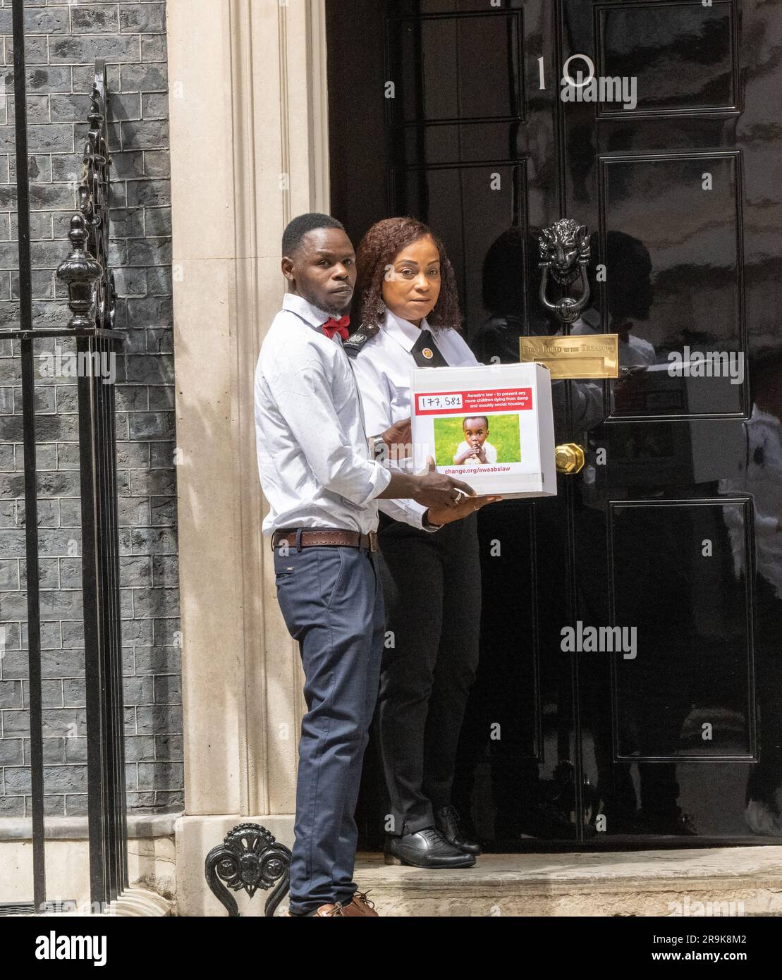 London, Großbritannien. 27. Juni 2023. Die Petition für das Awaab'sche Gesetz, um zu verhindern, dass weitere Kinder an feuchten und schimmeligen Sozialwohnungen sterben, wurde heute in der Downing Street 10 eingereicht. Awaab Ishak starb im Alter von nur zwei Jahren, nachdem er in einer schimmeligen und schlecht belüfteten Wohnung lebte, die ihn an Herzversagen leidete. Sein Zuhause war ungeeignet für menschliche Bewohnungen, aber Rochdale Boroughwide Housing ignorierte konsequent die verzweifelten Bitten der Familie, die letztendlich zu Awaabs Todesgutschrift: Ian Davidson/Alamy Live News führten Stockfoto