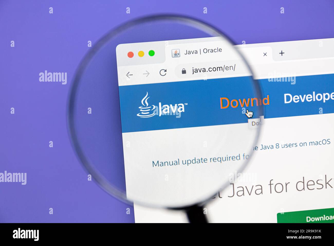 Ostersund, Schweden - 7. Februar 2023: Java-Website auf einem Computerbildschirm. Java ist eine hochwertige, klassenbasierte, objektorientierte Programmiersprache. Stockfoto