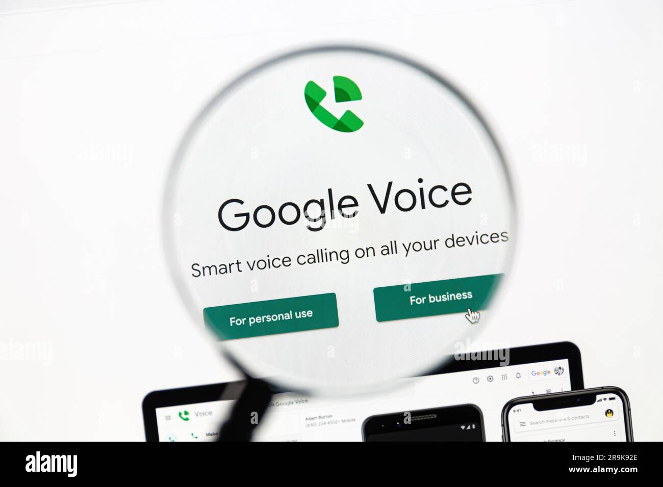 Ostersund, Schweden - 13. Februar 2023: Google Voice Homepage auf einem Computerbildschirm.Google Voice ist ein Telefondienst. Stockfoto