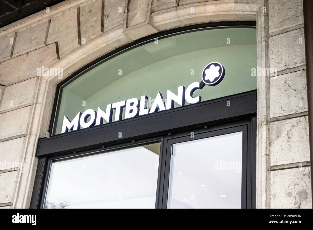 Genf, Schweiz - 14. Januar 2023: Montblanc-Logo in Genf. Montblanc ist vor allem für seine luxuriösen Stifte bekannt. Stockfoto