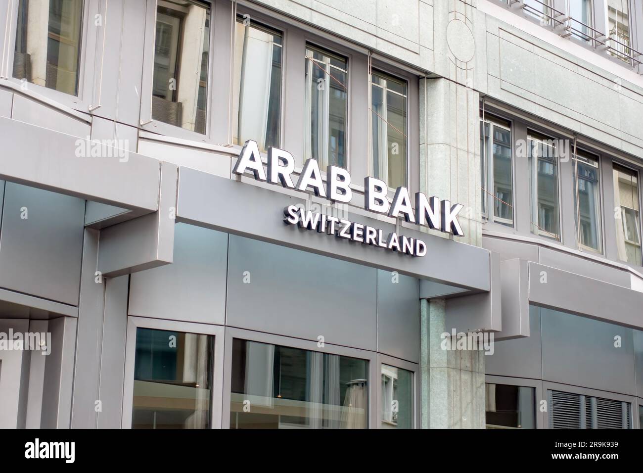 Genf, Schweiz - 14. Januar 2023: Arabische Bank (Schweiz) in Genf. Die Arab Bank ist eine der größten Finanzinstitutionen im Nahen Osten. Stockfoto