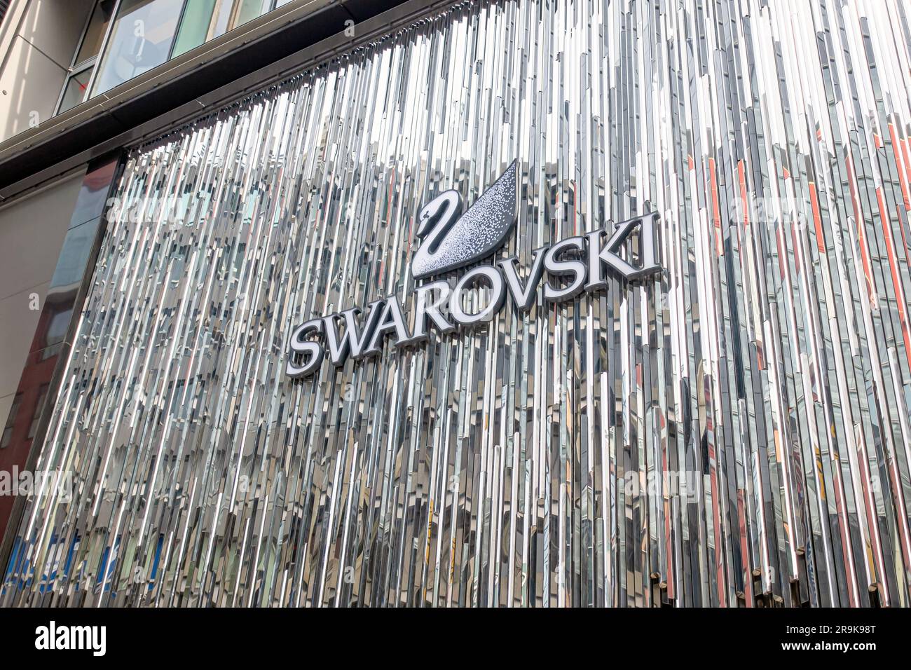 Tokio, Japan - April 2 2018: Swarovski Store-Logo. Swarovski ist ein österreichischer Glashersteller mit Sitz in Wattens, Österreich. Stockfoto