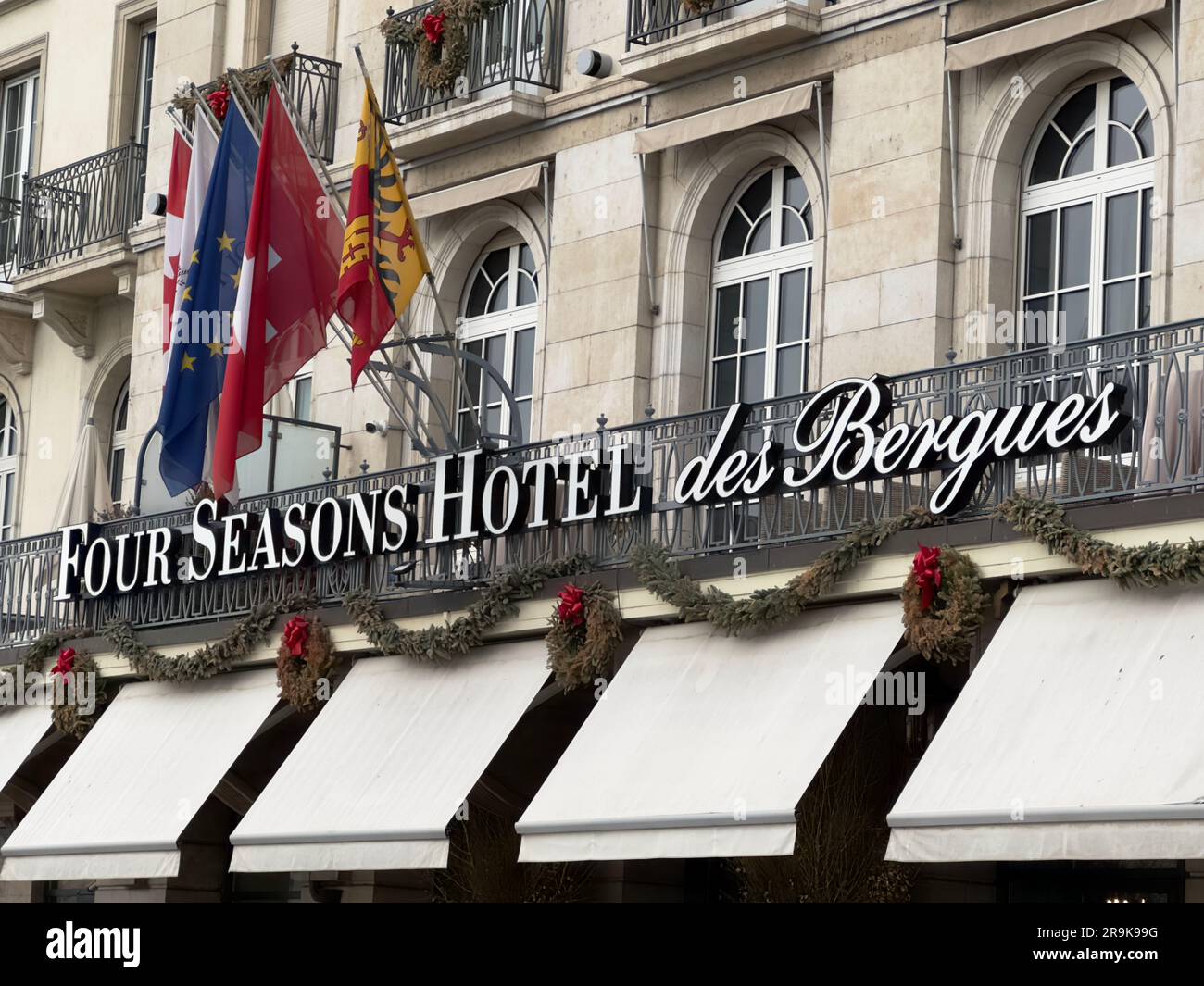 Genf, Schweiz - 12. Januar 2023: Four Seasons Hotel in Genf. Four Seasons Hotels and Resorts ist ein internationales Luxushotel- und Resortunternehmen Stockfoto