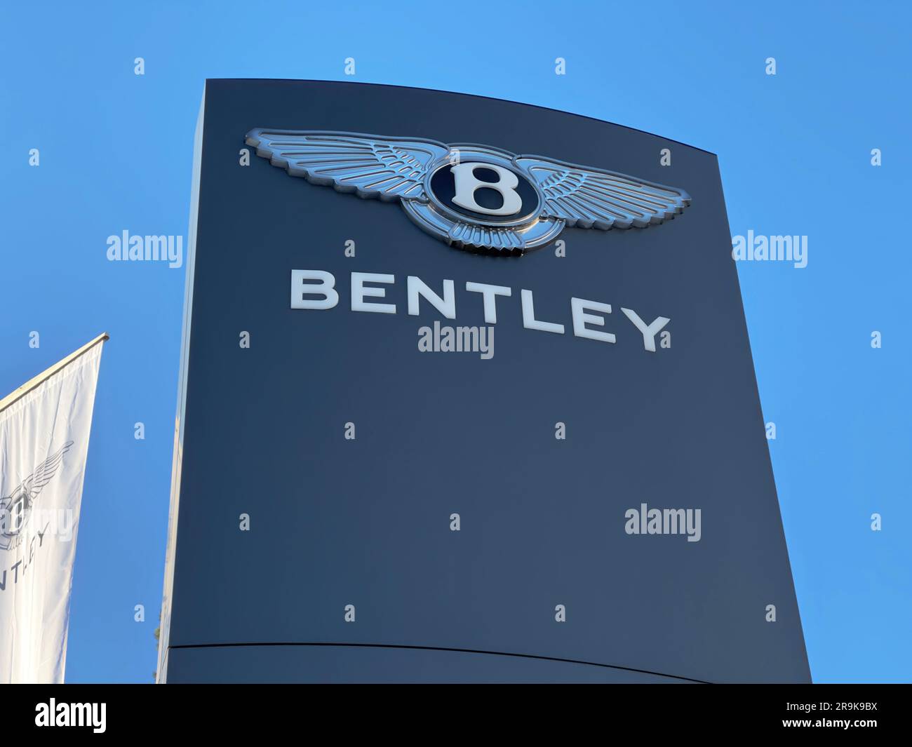 Genf, Schweiz - 15. Januar 2023: Bentley-Logo in Genf. Bentley Motors Limited ist ein britischer Designer, Hersteller und Vermarkter von Luxusfahrzeugen. Stockfoto
