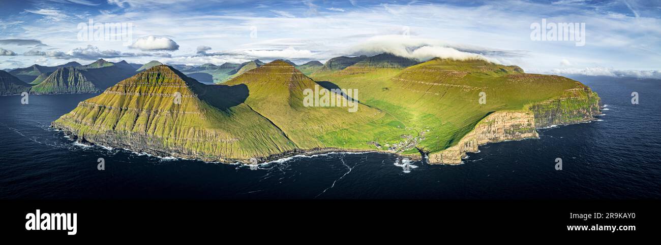 Blick aus der Vogelperspektive auf das Dorf Gjogv von Klippen mit Blick auf den Atlantischen Ozean, die Eysturoy Island und die Färöer Inseln Stockfoto