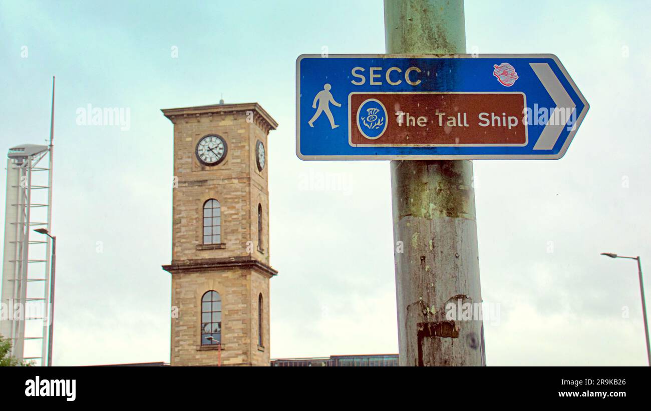 riverside-Schild secc und das Hochschiff mit dem Aussichtsturm des Wissenschaftszentrums und dem Whiskyturm der Clydeside Distillery im Hintergrund Stockfoto