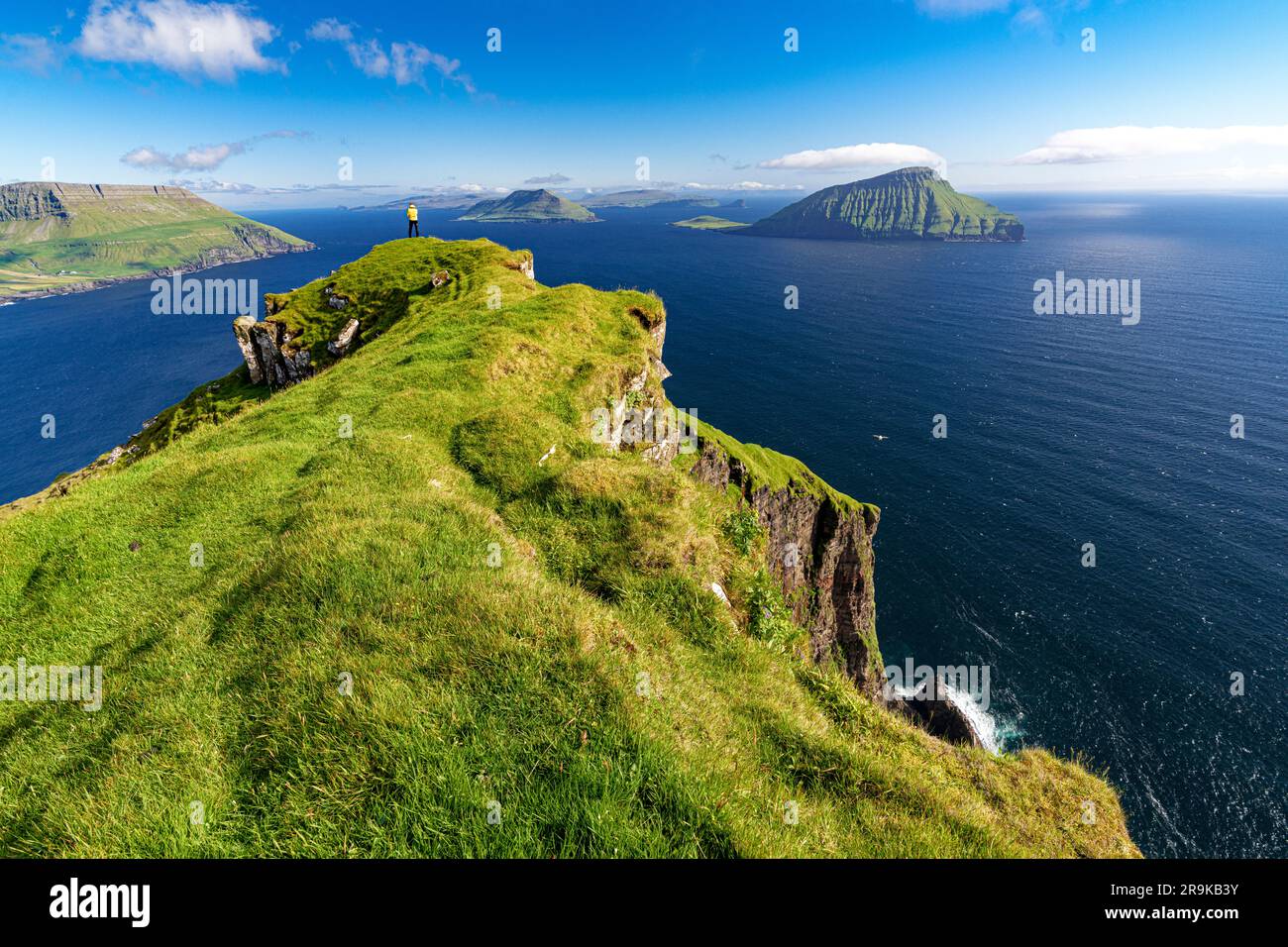 Wandern Sie auf den Klippen und bewundern Sie die Insel Koltur in der Mitte des Ozeans, Nordradalur, Streymoy Island, Färöer Inseln Stockfoto