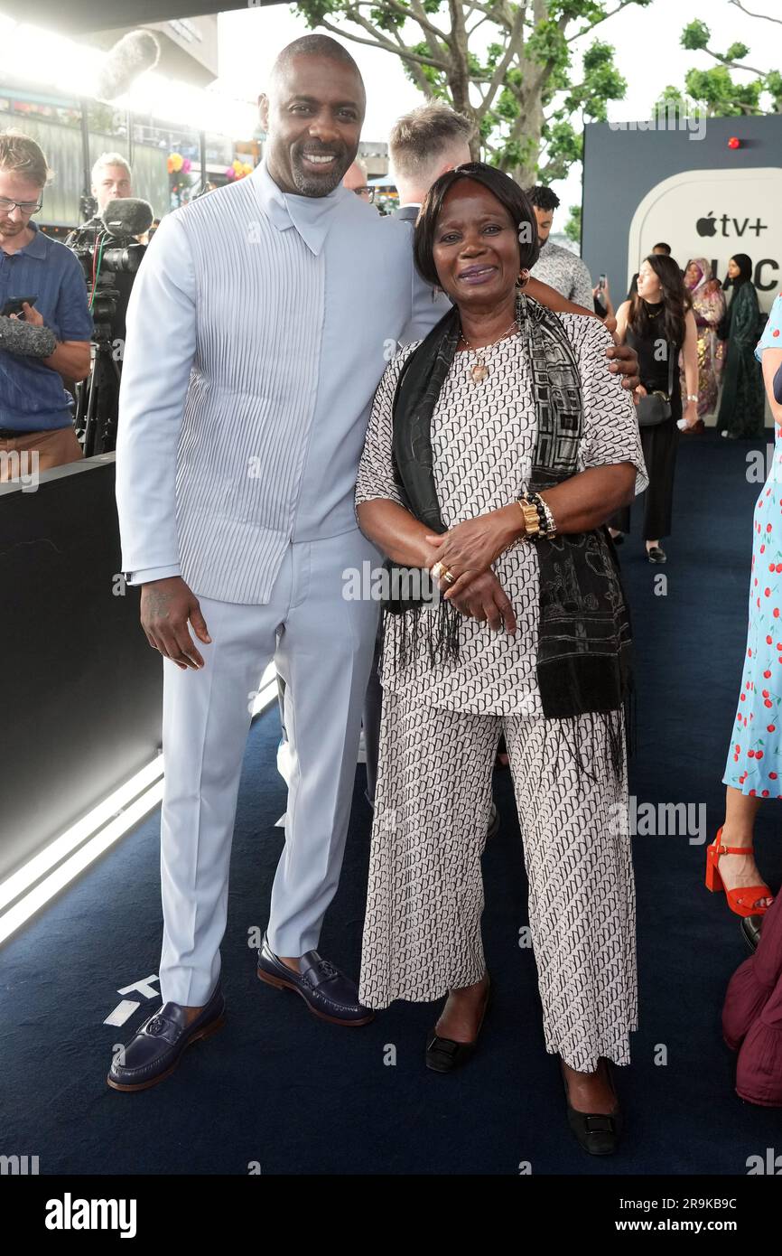 Idris Elba und seine Mutter Eve Elba nehmen an der Weltpremiere der Apple TV+ Serie Hijack bei der BFI Southbank in London Teil. Foto: Dienstag, 27. Juni 2023. Stockfoto