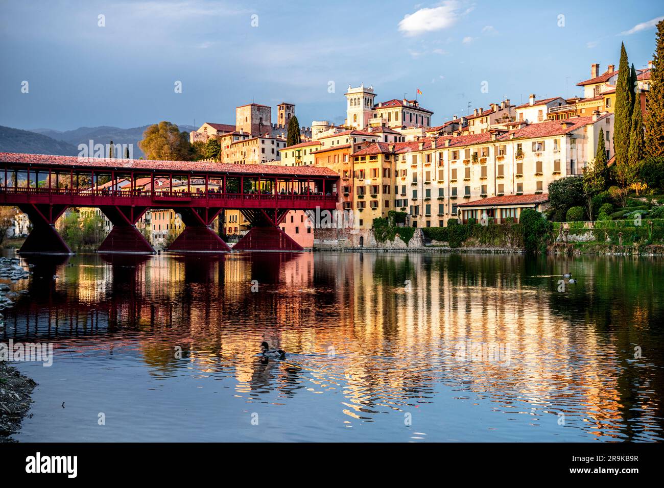 Altstadt und Brücke über den Fluss Brenta bei Sonnenuntergang, Bassano Del Grappa, Provinz Vicenza, Veneto, Italien Stockfoto