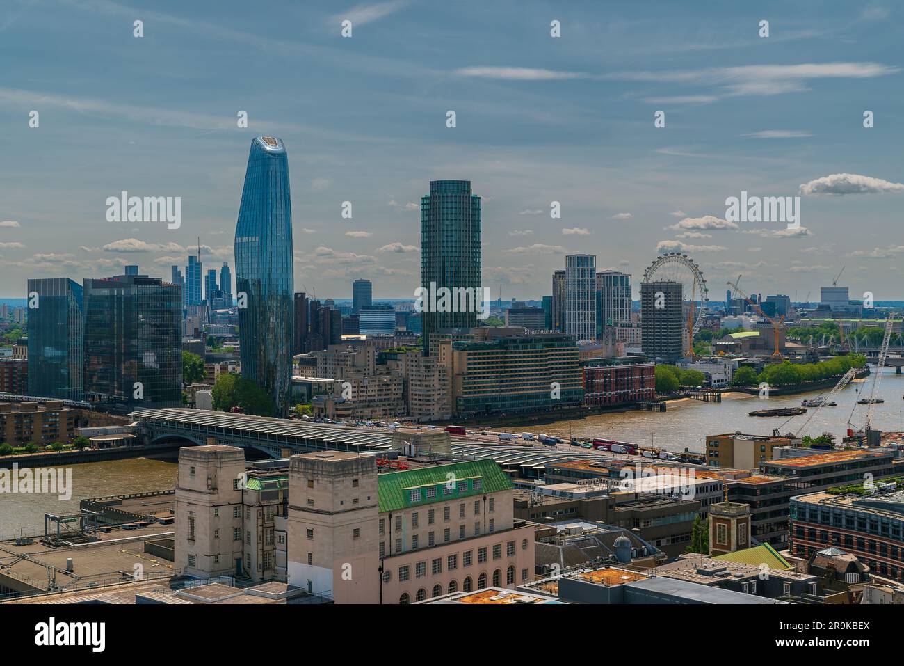 Panoramablick über die Stadt London mit Skyscapers. Herrlicher sonniger Tag mit etwas bewölktem Himmel. Stockfoto