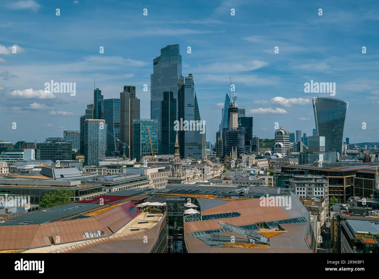 Panoramablick über die Stadt London mit Skyscapers. Herrlicher sonniger Tag mit etwas bewölktem Himmel. Stockfoto