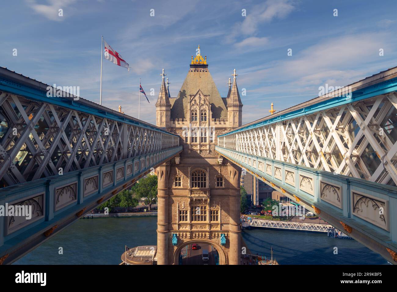 Einzigartiger Blick auf die Tower Bridge in London. Blick vom Südturm der Tower Bridge. Stockfoto