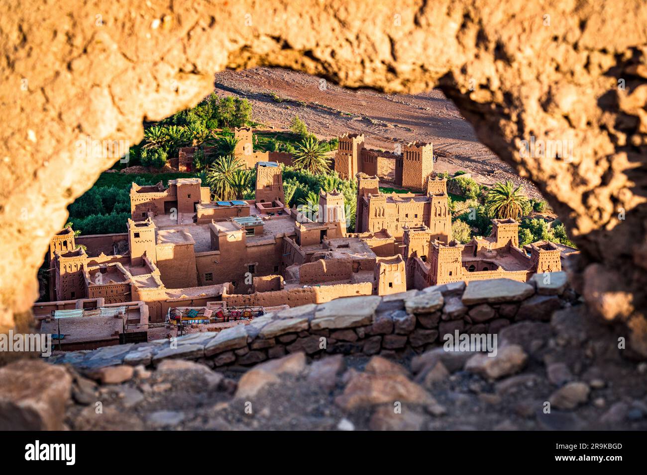 Das befestigte Dorf Ait Ben Haddou ksar bietet einen Blick durch einen Steinbogen bei Sonnenuntergang, die Provinz Ouarzazate, Marokko Stockfoto
