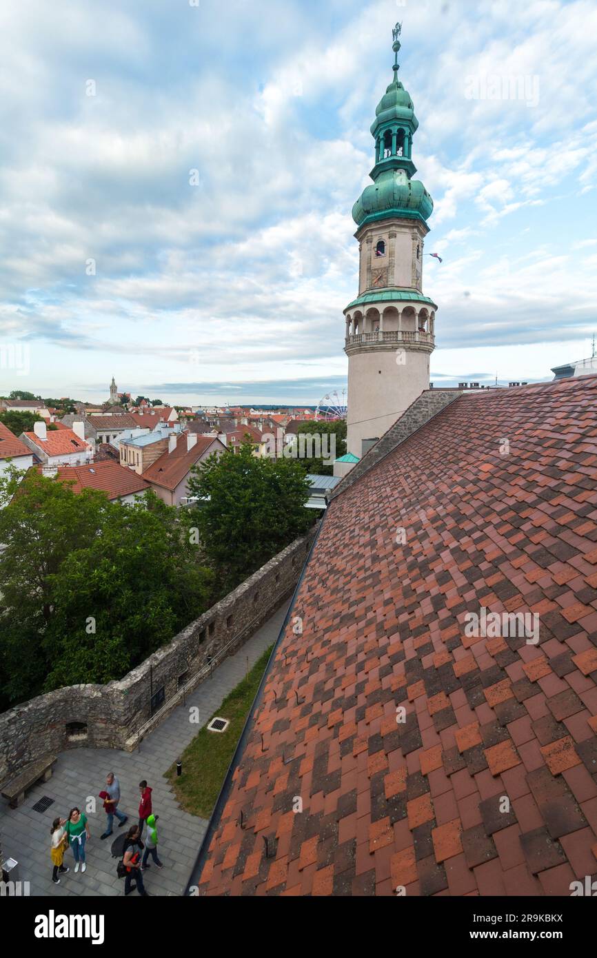 Vom mittelalterlichen Turmhaus „Muzeumnegyed“ (Museumsviertel) am Tag der Museumsnacht aus gesehen, Sopron, Ungarn Stockfoto