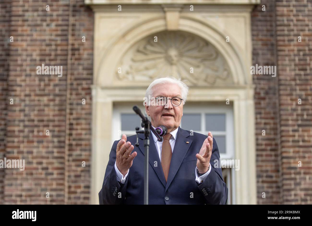 Nordkirchen, Deutschland. 27. Juni 2023. Der deutsche Präsident Frank-Walter Steinmeier spricht vor dem Schloss Nordkirchen in Münsterland. Der Bundespräsident besucht das Ruhrgebiet und das südliche Münsterland mit rund 150 ausländischen Botschaftern, die in Deutschland arbeiten, und hochrangigen Vertretern internationaler Organisationen. Kredit: Dieter Menne/dpa/Alamy Live News Stockfoto