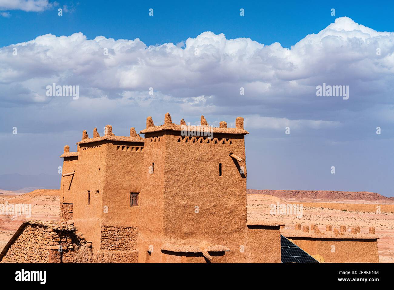 Alte Türme in der Kasbah von Ait Ben Haddou, Provinz Ouarzazate, Marokko Stockfoto