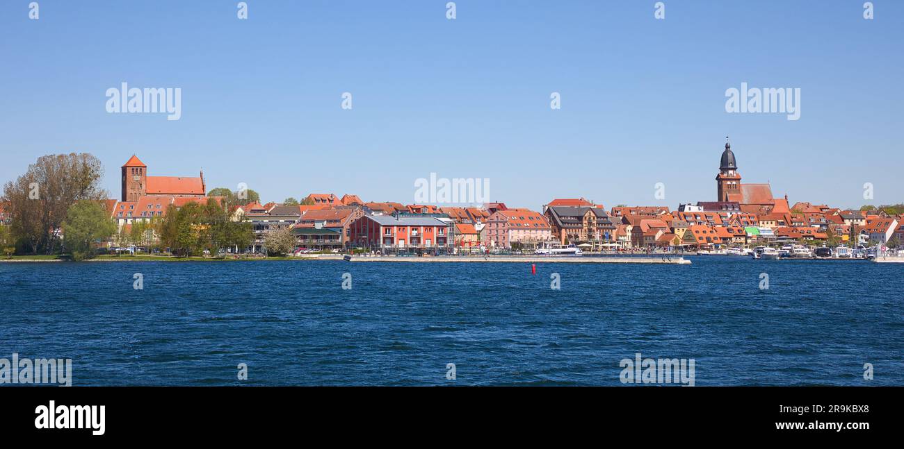 Waren an der Müritz Mecklenburg-Vorpommern - 09. Mai 2023: Blick vom Müritzer See bis zur Stadt Waren. Stockfoto
