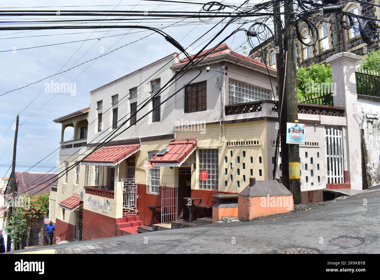 St. George, Grenada - 23. August 2022 - Gebäude am Market Hill, einer steilen Straße in der Hauptstadt Grenada. Stockfoto