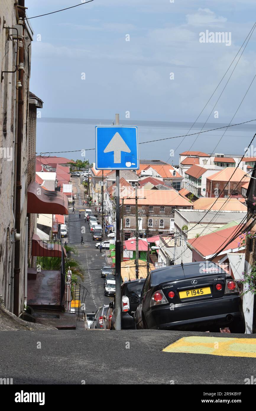 St. George, Grenada - 23. August 2022 - Gebäude am Market Hill, einer steilen Straße in der Hauptstadt Grenada. Stockfoto