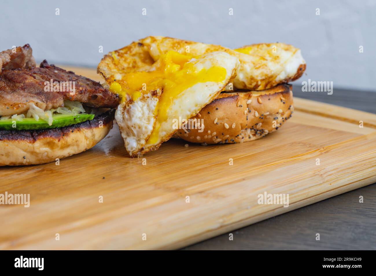 Frühstück Sandwich Schweinebacke Avocado und Ei isoliert Studio Fotokopie Hintergrund Frühstücksnahrung, Kohlenhydrat Diät Lebensstil, Fast Food Stockfoto