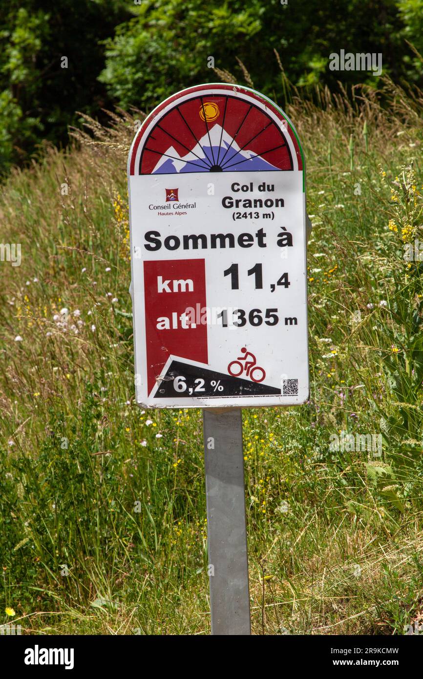 Gipfelschild des Obersten Granon, Hautes-Alpes, Frankreich, mit Suumit 11,4km und 1365m Stockfoto