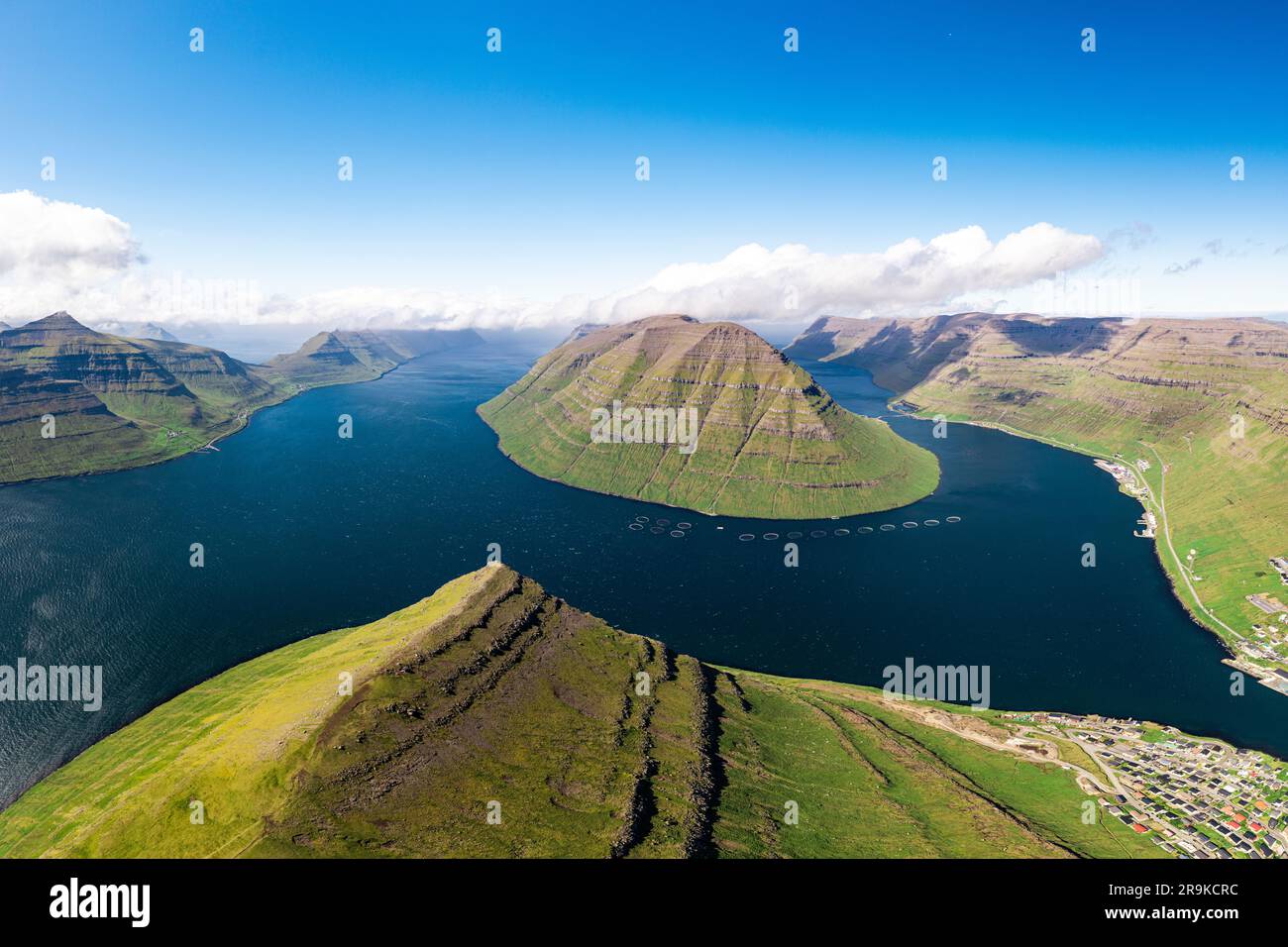 Panoramablick auf Kunoy Island und Klaksvik Stadt entlang des Fjords vom Berg Klakkur, Bordoy Island und den Färöern Stockfoto