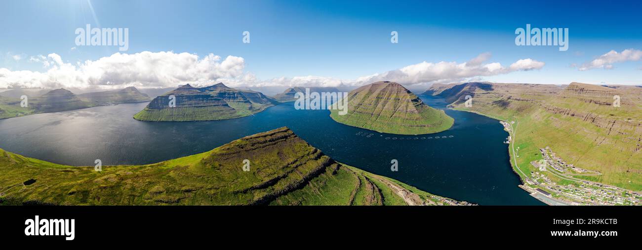 Panoramablick über die Insel Kunoy entlang des Fjords vom Berg Klakkur, Klaksvik, Bordoy Island, Färöer Inseln Stockfoto