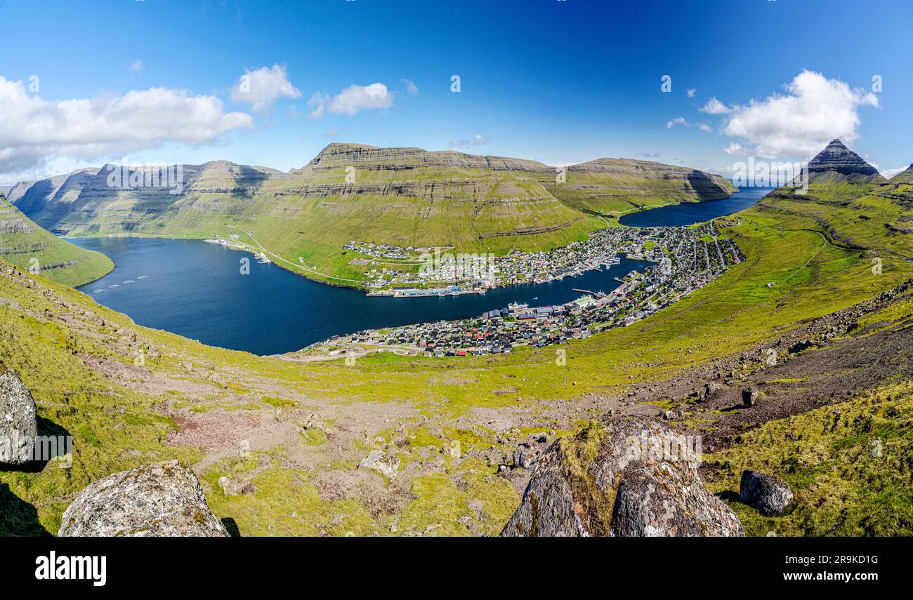 Klarer Sommerhimmel über Berg und Fjord rund um die Stadt Klaksvik, Bordoy Island und die Färöer Inseln Stockfoto