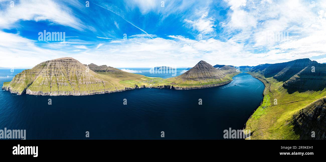 Panoramablick aus der Vogelperspektive auf die Berge auf Vidoy Island mit Blick auf den blauen Atlantischen Ozean, Bordoy Island und die Färöer Inseln Stockfoto