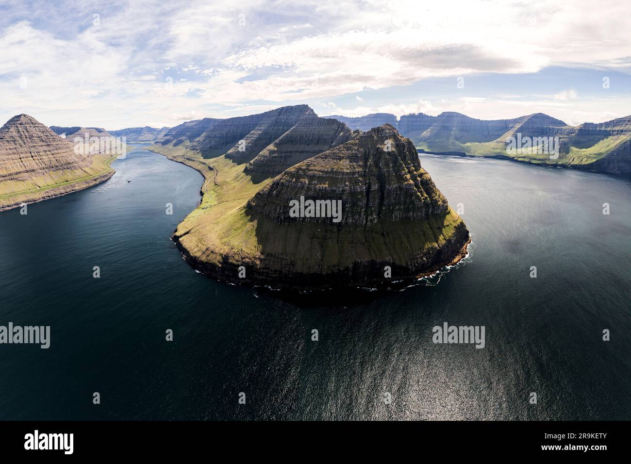Panoramablick auf Berge und Klippen entlang des Fjords im Sommer, Luftaufnahme, Muli, Bordoy Island, Färöer Inseln, Dänemark Stockfoto